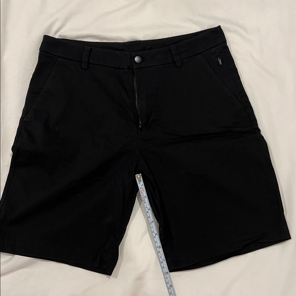 lululemon athletica Black Men's Shorts - commission 30w 8in inseam - Picture 1 of 4